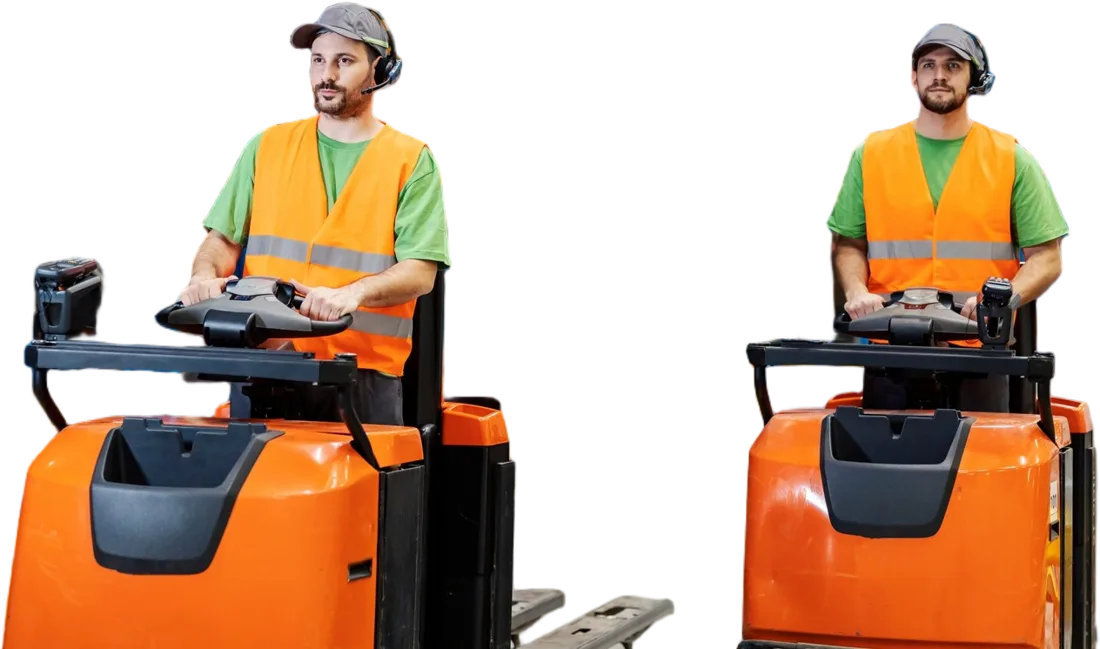 Két raktári dolgozó elektromos komissiózó targoncán